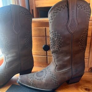 BRAND NEW Brown snubbed toe Durango’s !